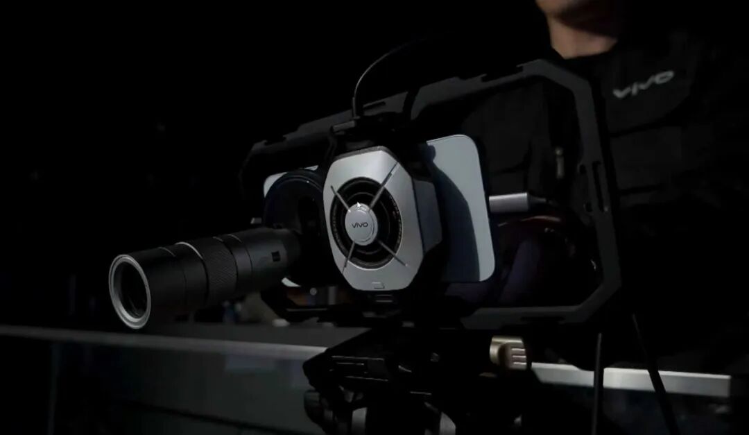 2025 vivo X300系列发布会上vivo与SmallRig斯莫格联合推出“一体化手机直播套件”