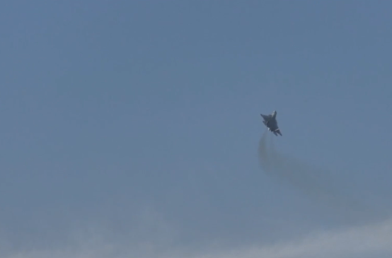 俄媒：参加迪拜航展，俄试飞员博格丹驾驶苏-57E战机进行飞行表演