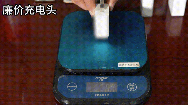 不同价位充电头重量差别明显。图源：杭州消防