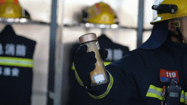 消防员在保温杯内加入热水和泡腾片后迅速拧紧杯盖，在摇晃的过程当中，保温杯发生了爆炸/图源：淮安消防