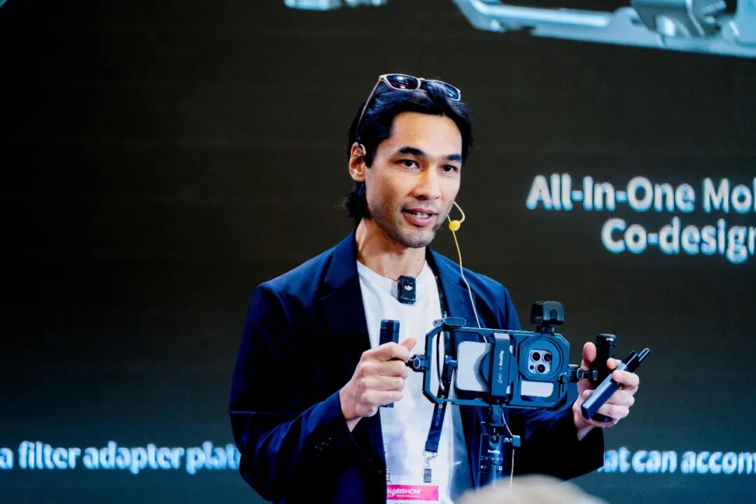 海外红人Brandon Li展示共创产品：SmallRig x Brandon Li All-in-One手机拓展框