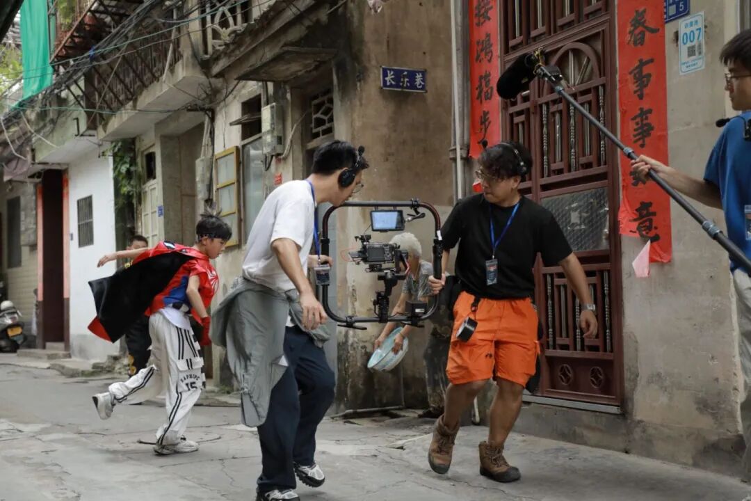 纪录片拍摄现场摄影师使用SmallRig斯莫格稳定器环形手持套件