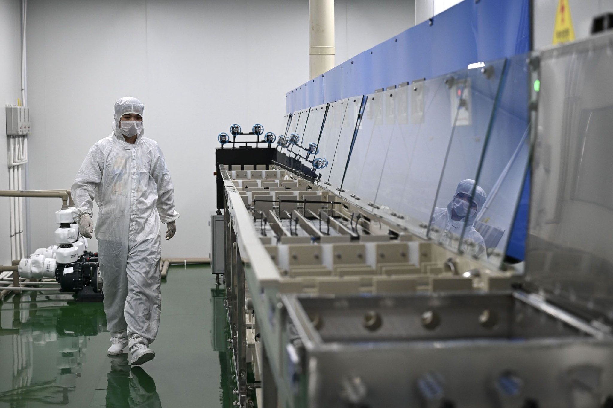 工作人员在安徽一家新材料公司的铜基键合丝生产线上忙碌。新华社记者　黄博涵　摄