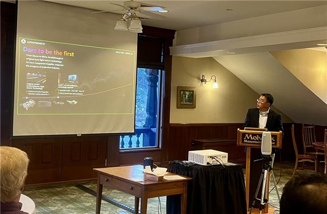 (图注：光峰科技田朝晖发表主题为《Dare to be the first》的演讲)