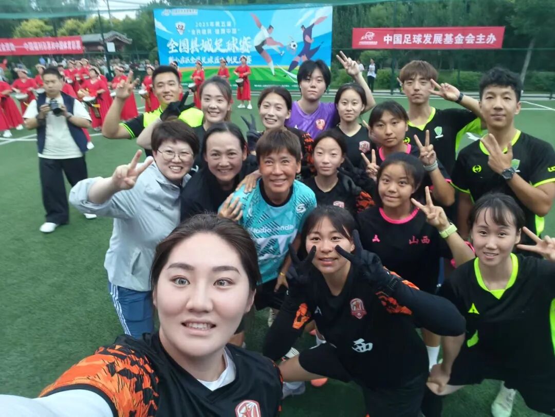 2025年7月,中国女足元老韦海英(二排左二),刘英