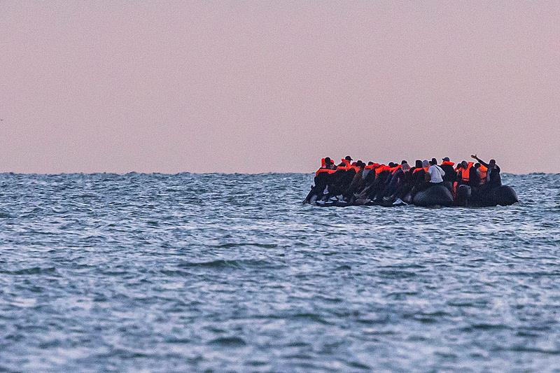 △乘坐橡皮艇的非法移民（资料图）