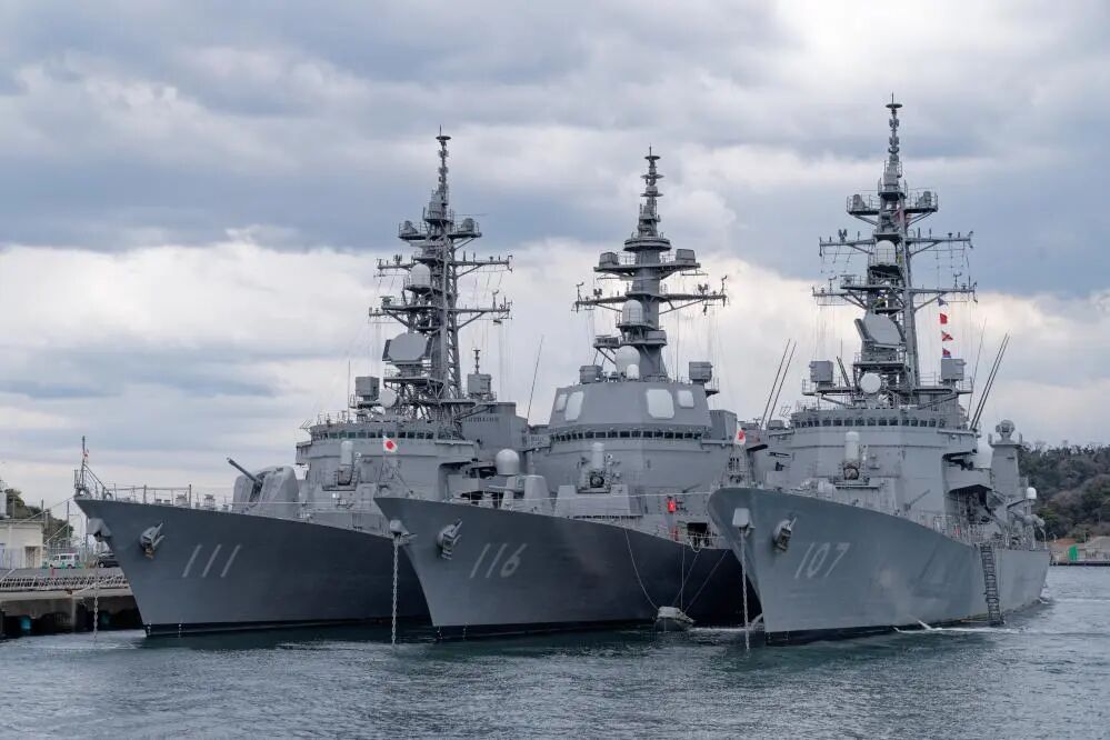這是2024年3月20日在日本神奈川縣橫須賀市拍攝的停泊在橫須賀基地的日本海上自衛(wèi)隊(duì)護(hù)衛(wèi)艦。新華社記者張笑宇攝