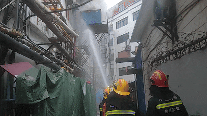 　　△消防员出水枪灭火。图源：陕西消防