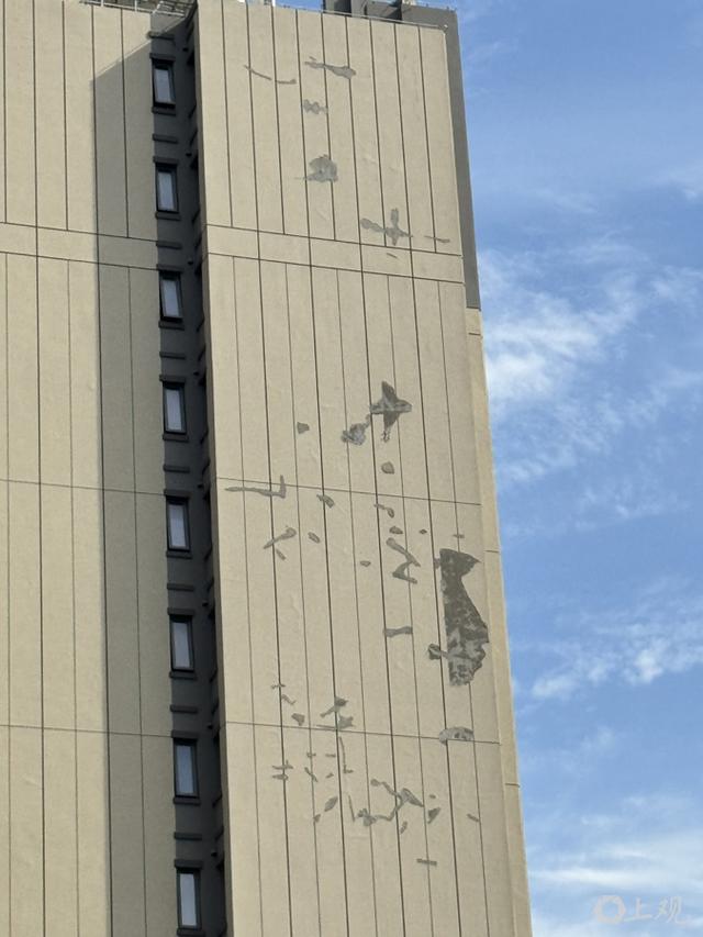 圖說：外立面布滿深淺不一、大小不等的成樣瘡疤鼓包和裂紋 新民晚報記者 陸常青/攝（下同）