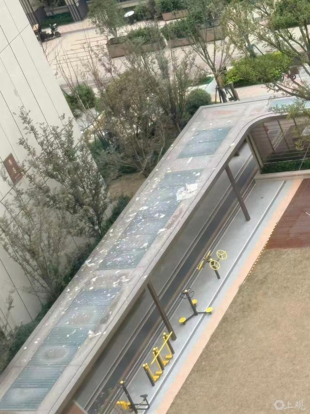 圖說：連廊道玻璃頂棚上都有不少墜落碎塊 采訪對象供圖