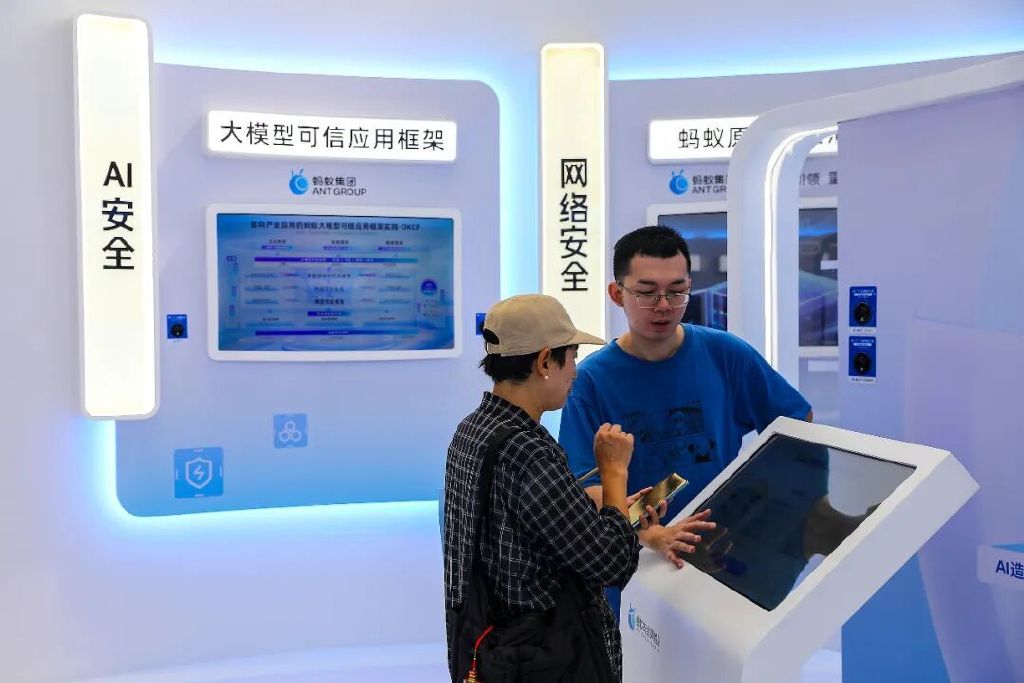 外滩大会上展示的大模型可信应用框架。图片来源：视觉中国