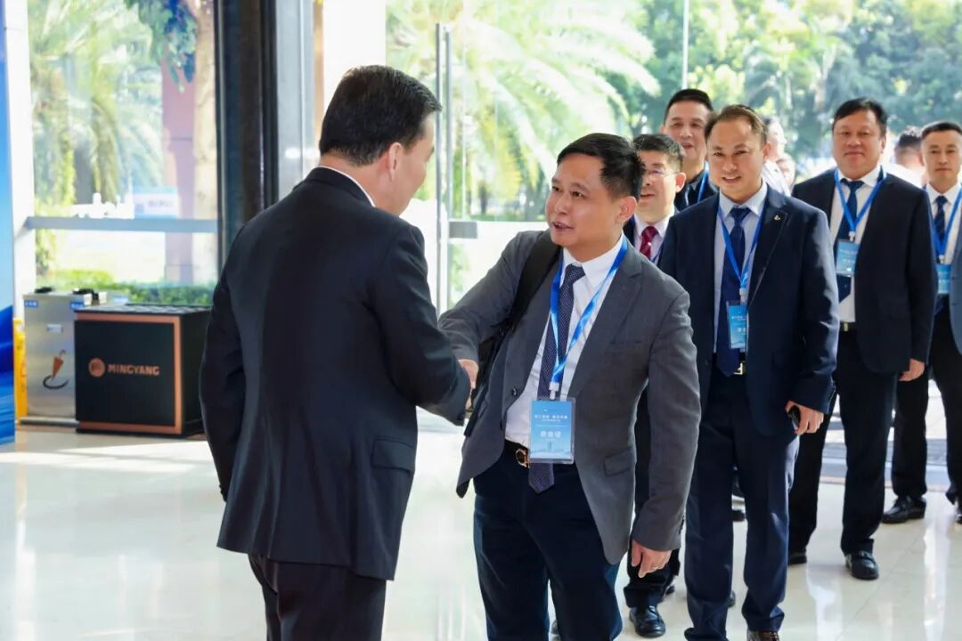 ▲明阳集团创始人、董事长张传卫迎接嘉宾代表