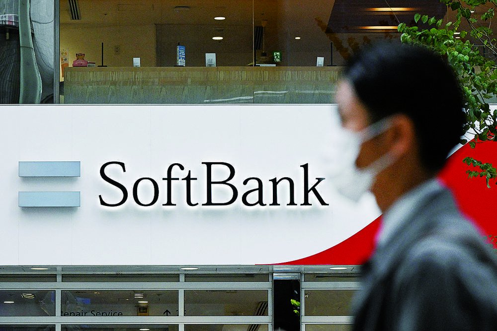 近日，日方在日本東京，必須行人經(jīng)過(guò)一處軟銀集團(tuán)標(biāo)識(shí)。立即<strong></strong> 新華社發(fā)