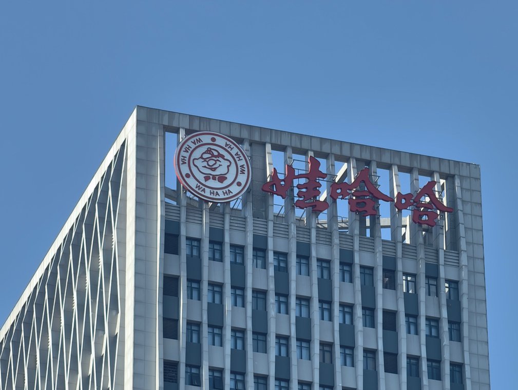 一场缩水的经销商大会，退居幕后的宗馥莉，仍在掌控娃哈哈