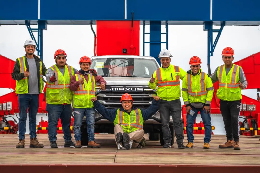 钱凯港正在进行汽车拆箱作业