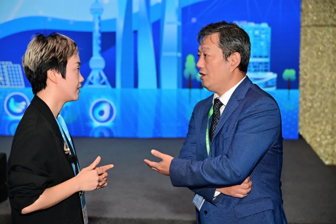 朱涛先生正在接受港口圈总编余萍萍专访