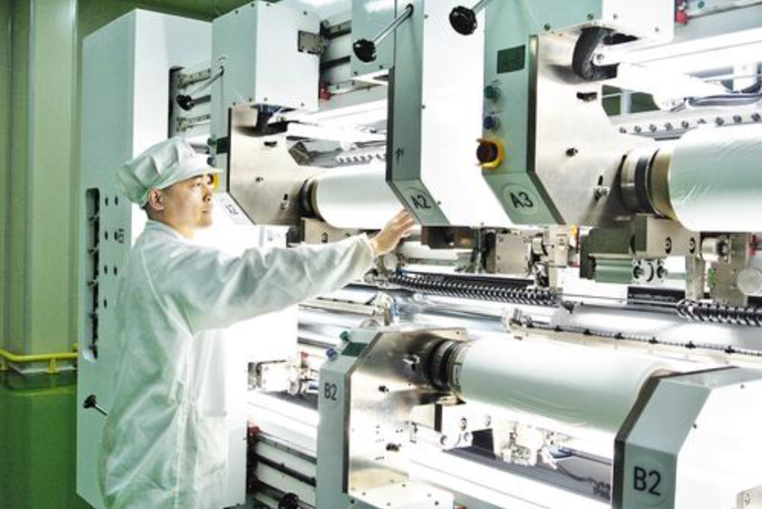 11月13日,在沧州中孚新能源材料有限公司生产车间内,工人在查看设备。 本报记者王雅楠摄