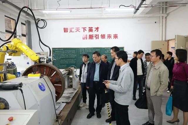 参会代表正在参观先进铜产业学院铜基新材料领域的先进设备与创新成果