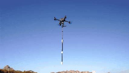 △官兵操作无人机探测未爆弹