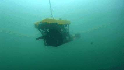 △无人潜航器对疑似未爆弹信号进行搜索