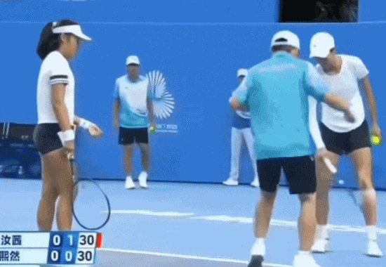 ▲ 据光明日报，11月12日网球青年组半决赛中，一只大蟑螂突袭。