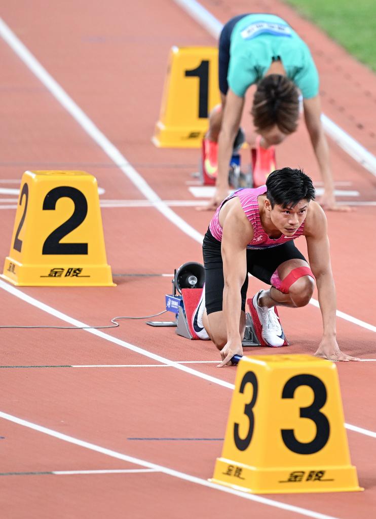 2025年11月20日，苏炳添（前）在第十五届全国运动会田径男子4X100米接力决赛前准备起跑。新华社记者 邓华 摄