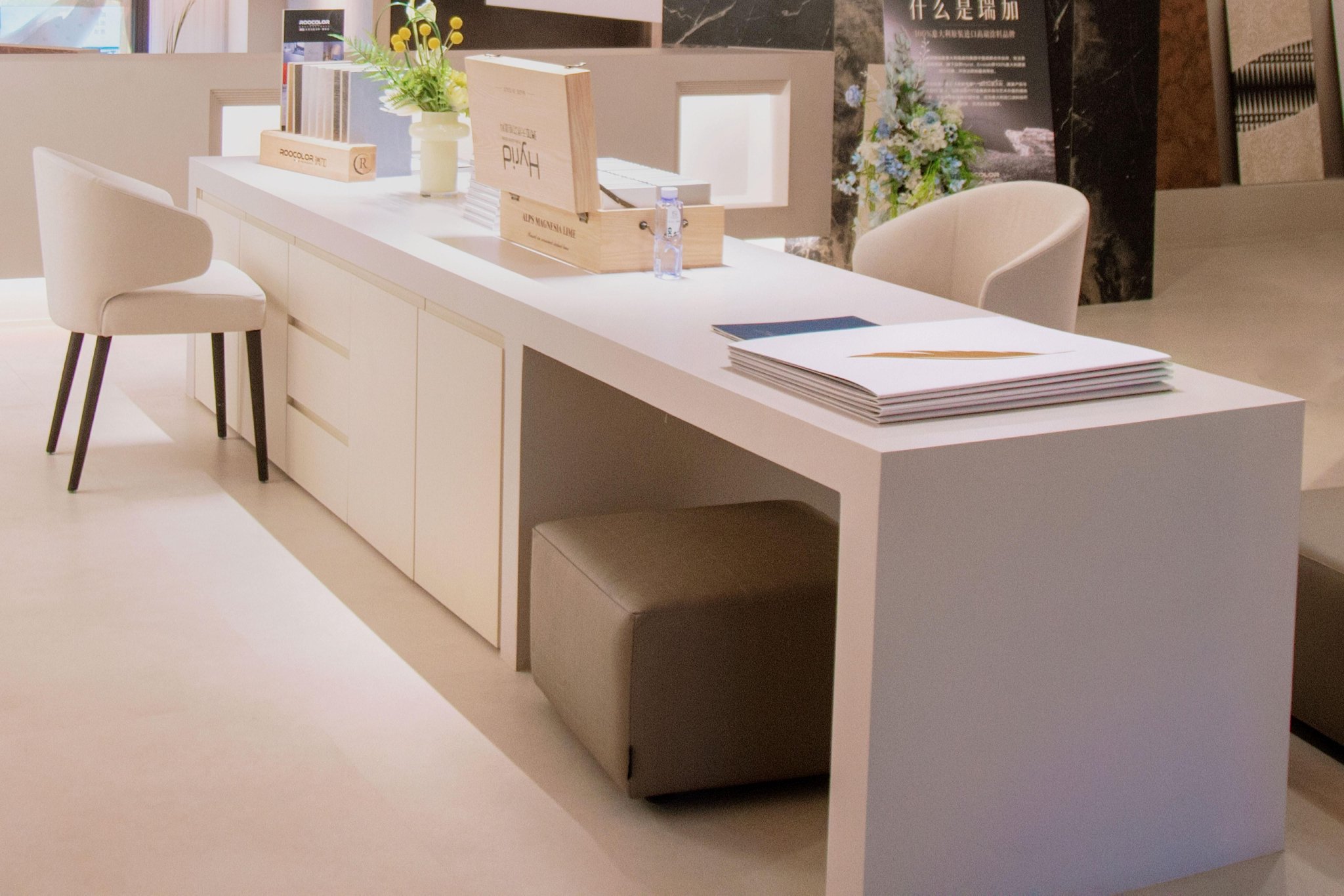 （意兰伯无缝岩板制作的导台）