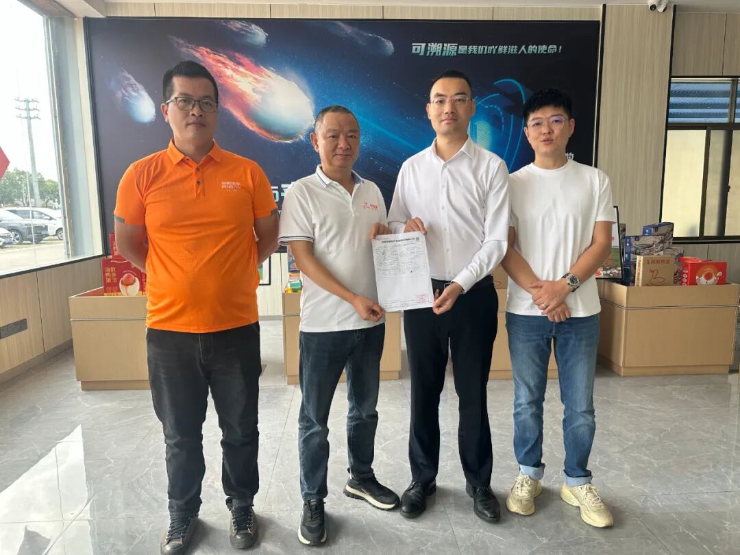 平安产险北海中心支公司工作人员将蛋鸭养殖保险保单送至养殖企业手中。