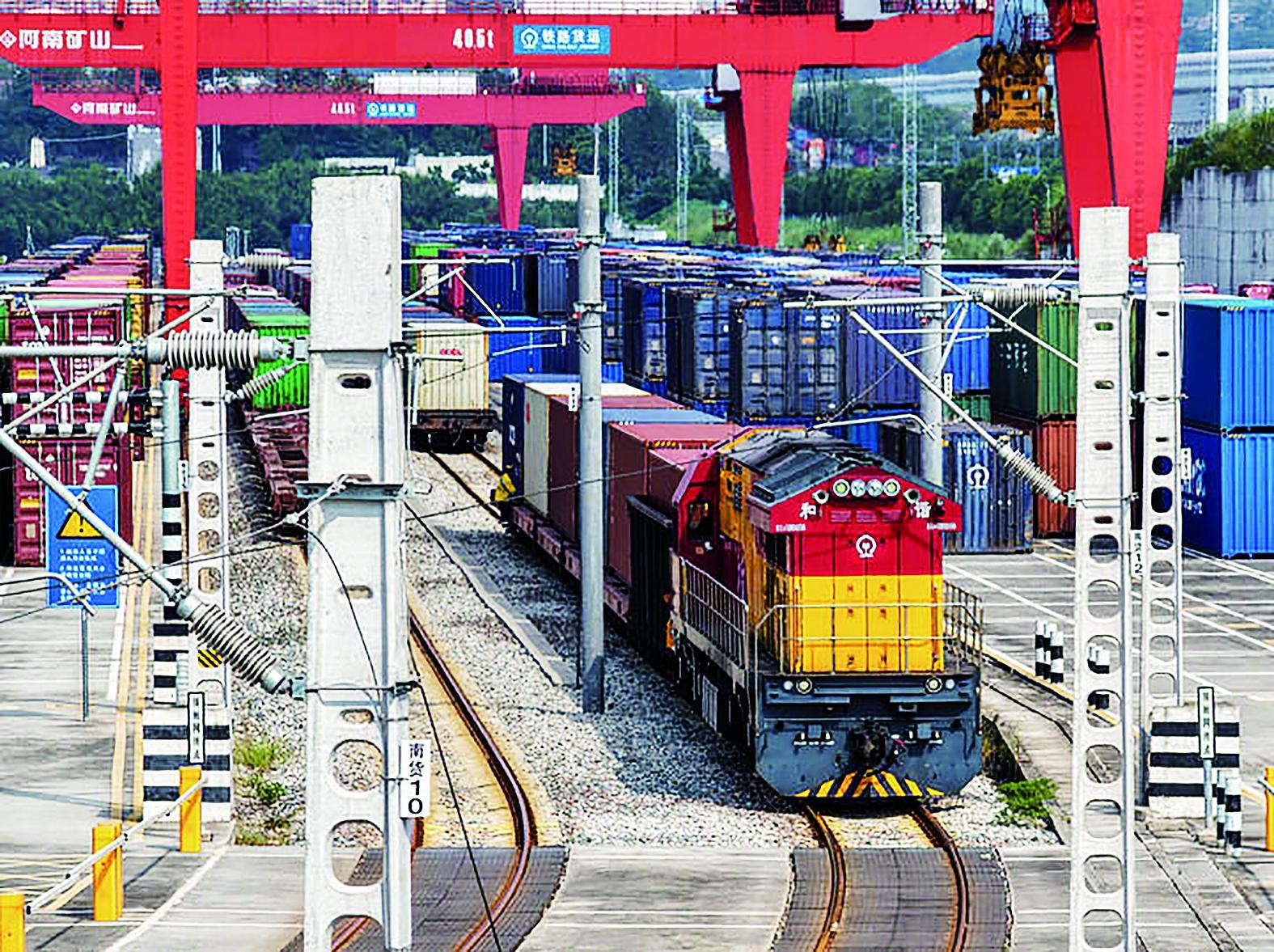 西部陆海新通道班列在重庆鱼嘴站等待发车（无人机照片）