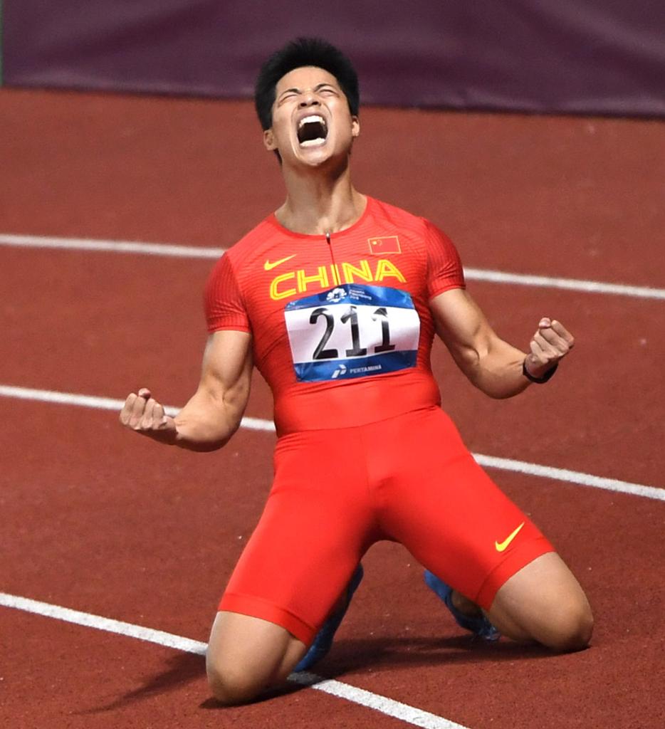 2018年8月26日，苏炳添在第18届亚运会男子100米决赛后庆祝，最终他以9秒92的成绩获得冠军。新华社记者 潘昱龙 摄