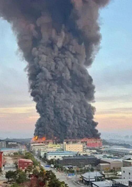 亞洲規模最大時(shí)尚物流中心突發(fā)大火：燒了60小時(shí)，超1000萬(wàn)件衣服鞋子等被燒毀，多家訂單被迫取消