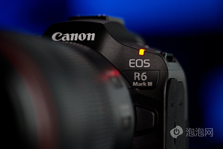 机身正面新增Tally摄影指示灯