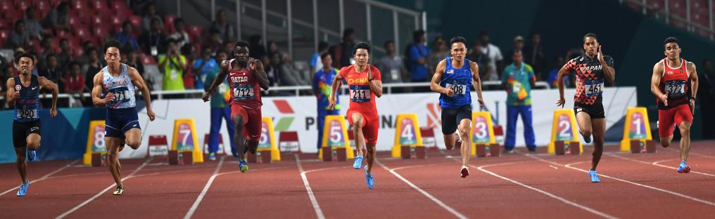 2018年8月26日，苏炳添（中）在第18届亚运会田径男子100米半决赛中。新华社记者 岳月伟 摄