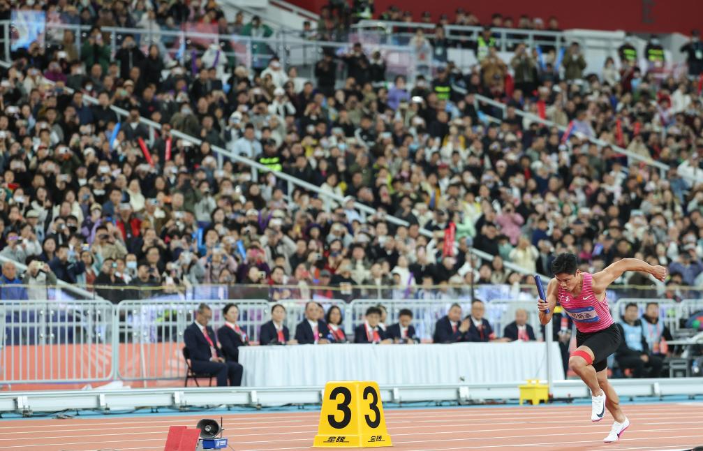 2025年11月20日，苏炳添在第十五届全国运动会田径男子4X100米接力决赛中。新华社记者 黄伟 摄