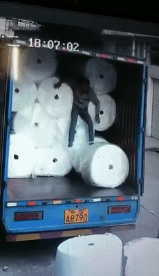 员工从珍珠棉上跳下来，脚下产生静电引发火灾