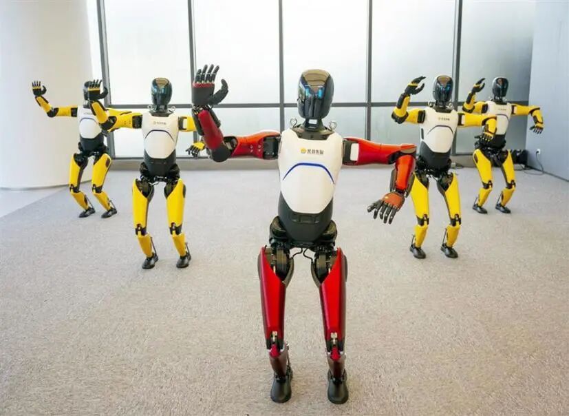图为楚商企业生产的人形机器人 。