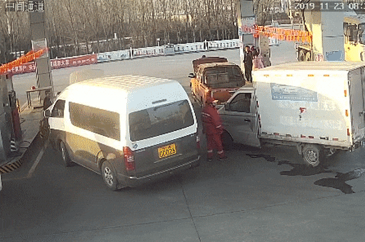 加气站内一厢式货车发生液体泄漏，遇静电发生轰燃