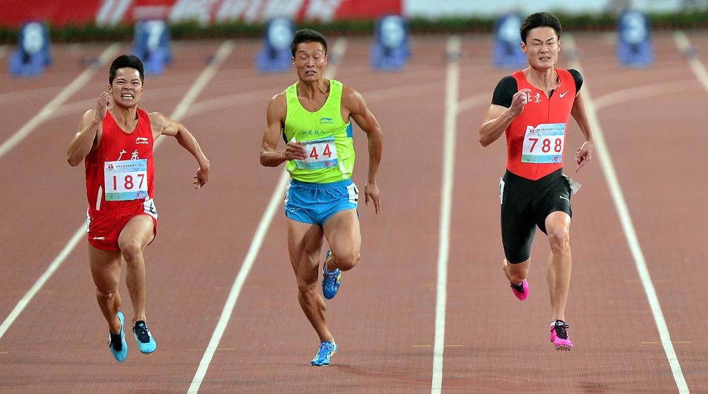 2013年9月8日，苏炳添（左）在第十二届全国运动会田径项目男子100米决赛中。最终，他获得亚军。新华社记者 杨宗友 摄