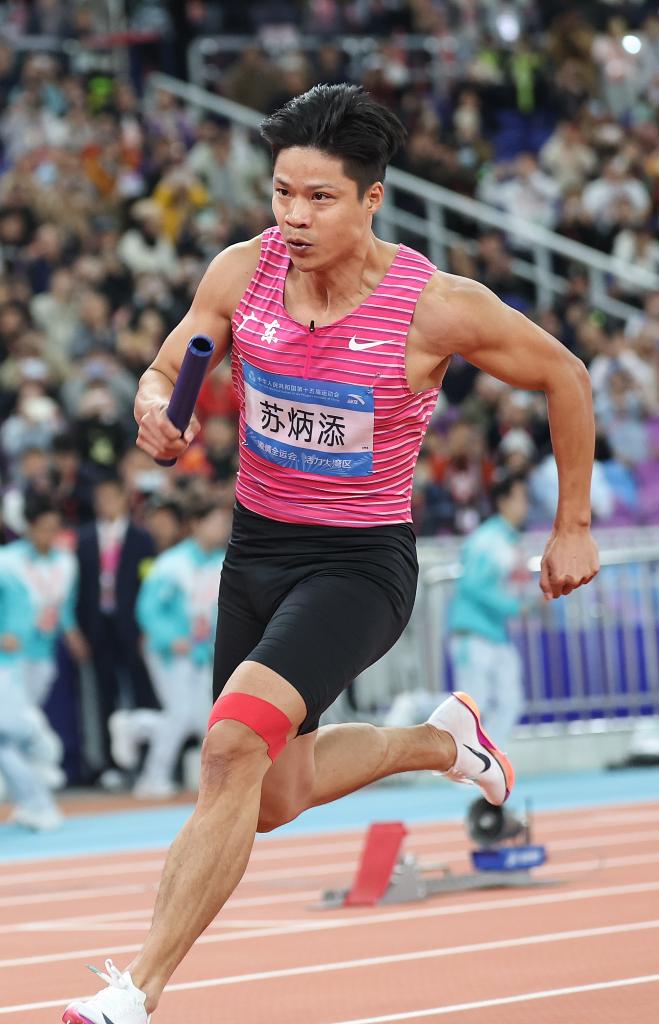 2025年11月20日，苏炳添在第十五届全国运动会田径男子4X100米接力决赛中。新华社记者 黄伟 摄