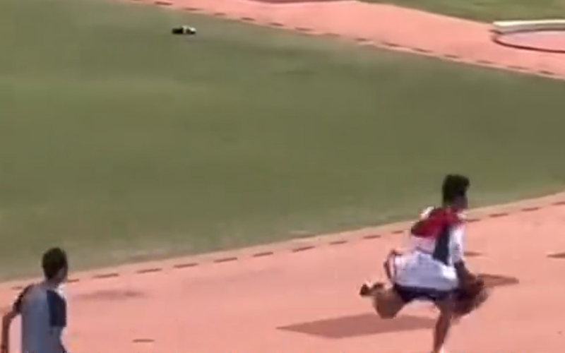 ▲男学生参加校运会时穿裙子戴假发并夺冠。图/新京报我们视频