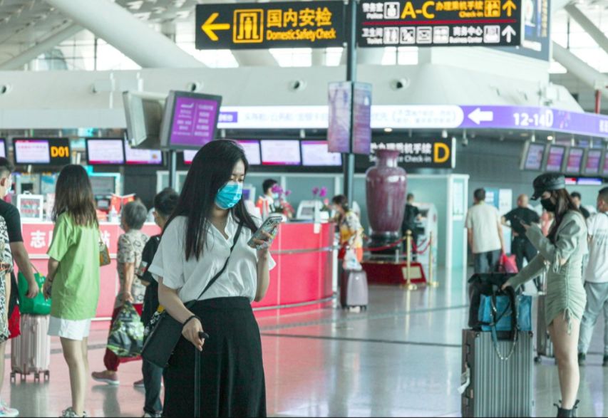 旅客正查詢(xún)航班信息 每經(jīng)記者 韓陽(yáng) 攝