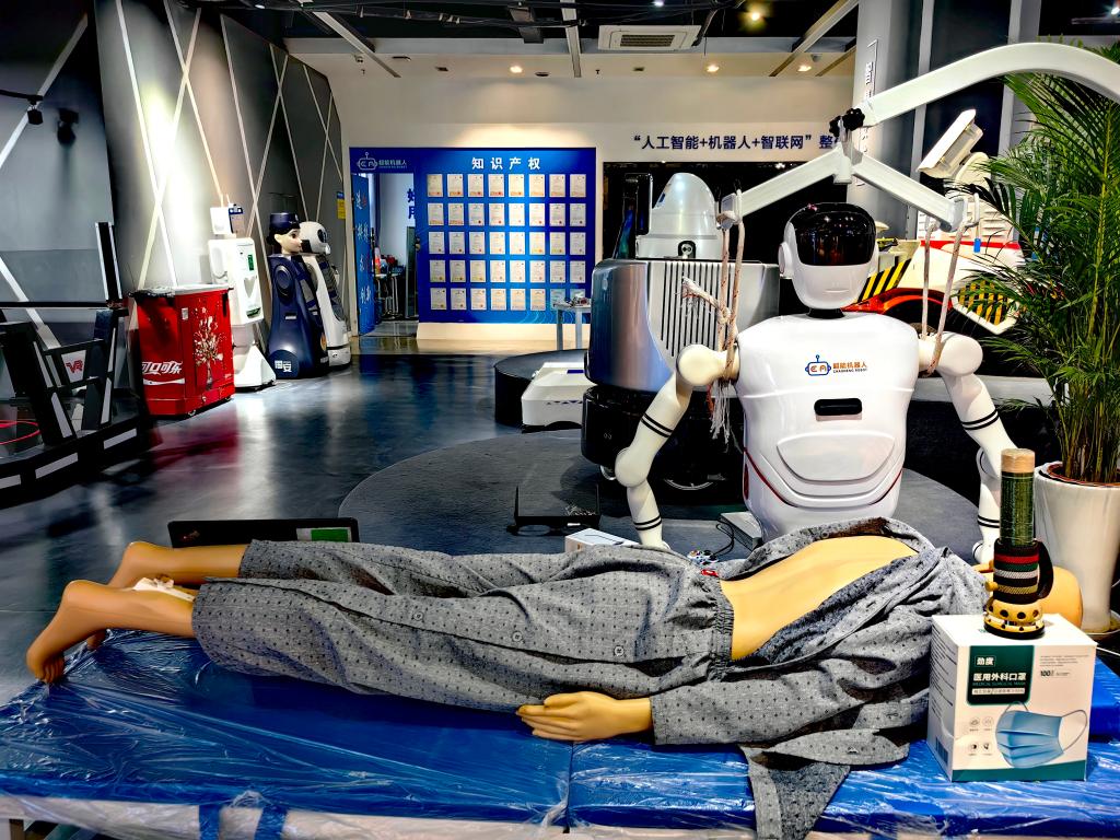 　　这是超能机器人公司展示的“湘江1号”机器人。新华社记者苏晓洲 摄