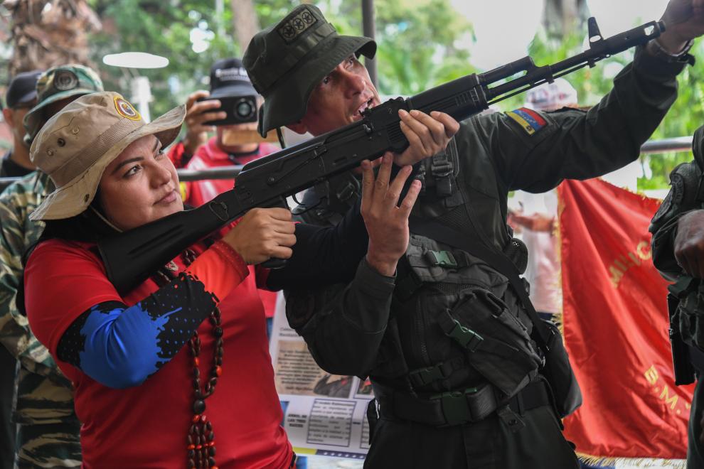 　　9月20日，在委內瑞拉首都加拉加斯，武裝部隊人員指導一名參訓者使用槍支。新華社發(fā)（馬科斯·薩爾加多攝）