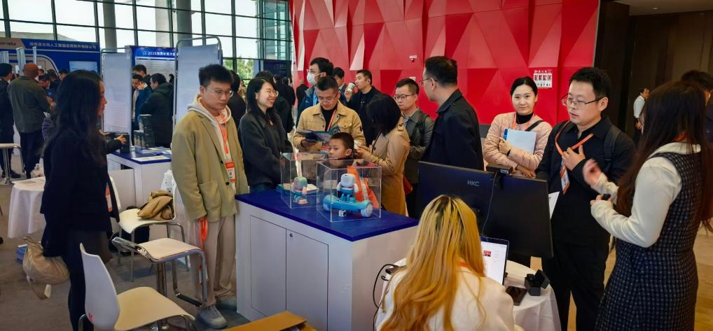 　　在博极生命科技展台上，“笑熵01”吸引了许多参会者的关注。（李恬名 摄）