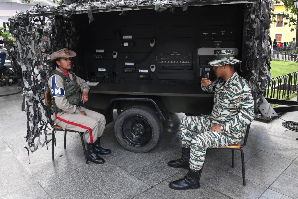 　　10月4日，在委內(nèi)瑞拉首都加拉加斯的玻利瓦爾廣場，玻利瓦爾民兵組織成員操作通信設(shè)備。新華社發(fā)（馬科斯·薩爾加多攝）