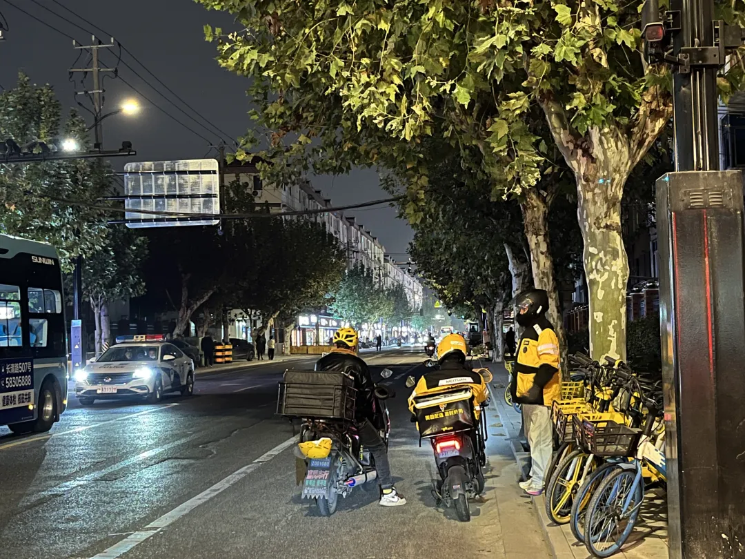 上海浦东新区，准备送餐的骑手们 每经记者 刘颂辉 摄