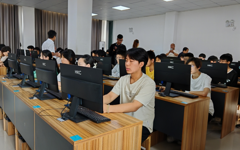 ▲资料图：中等职业学校学生在校园开展丰富多彩的学习。图/IC photo