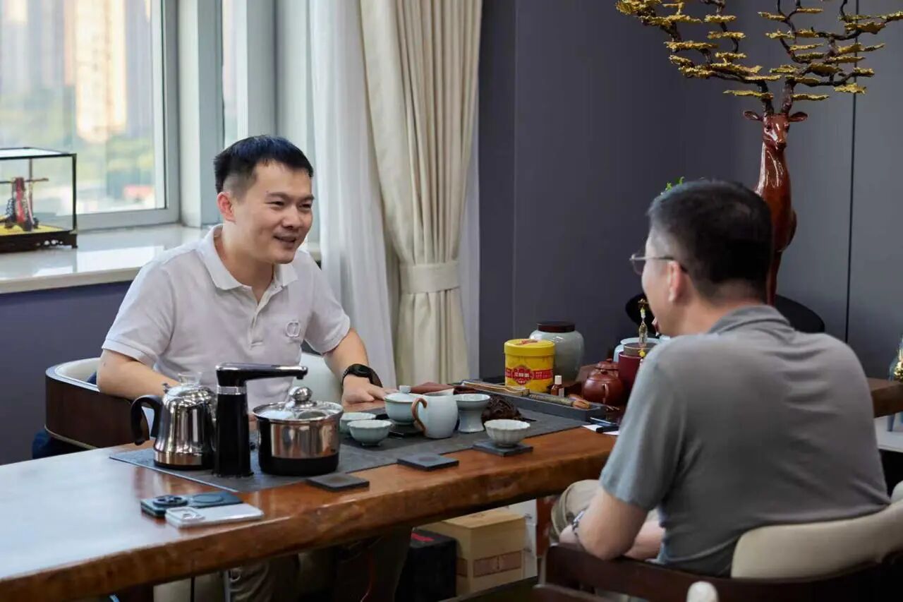 图: 麦瑞克创始人罗卫波(左)与亿邦动力董事长郑敏(右)