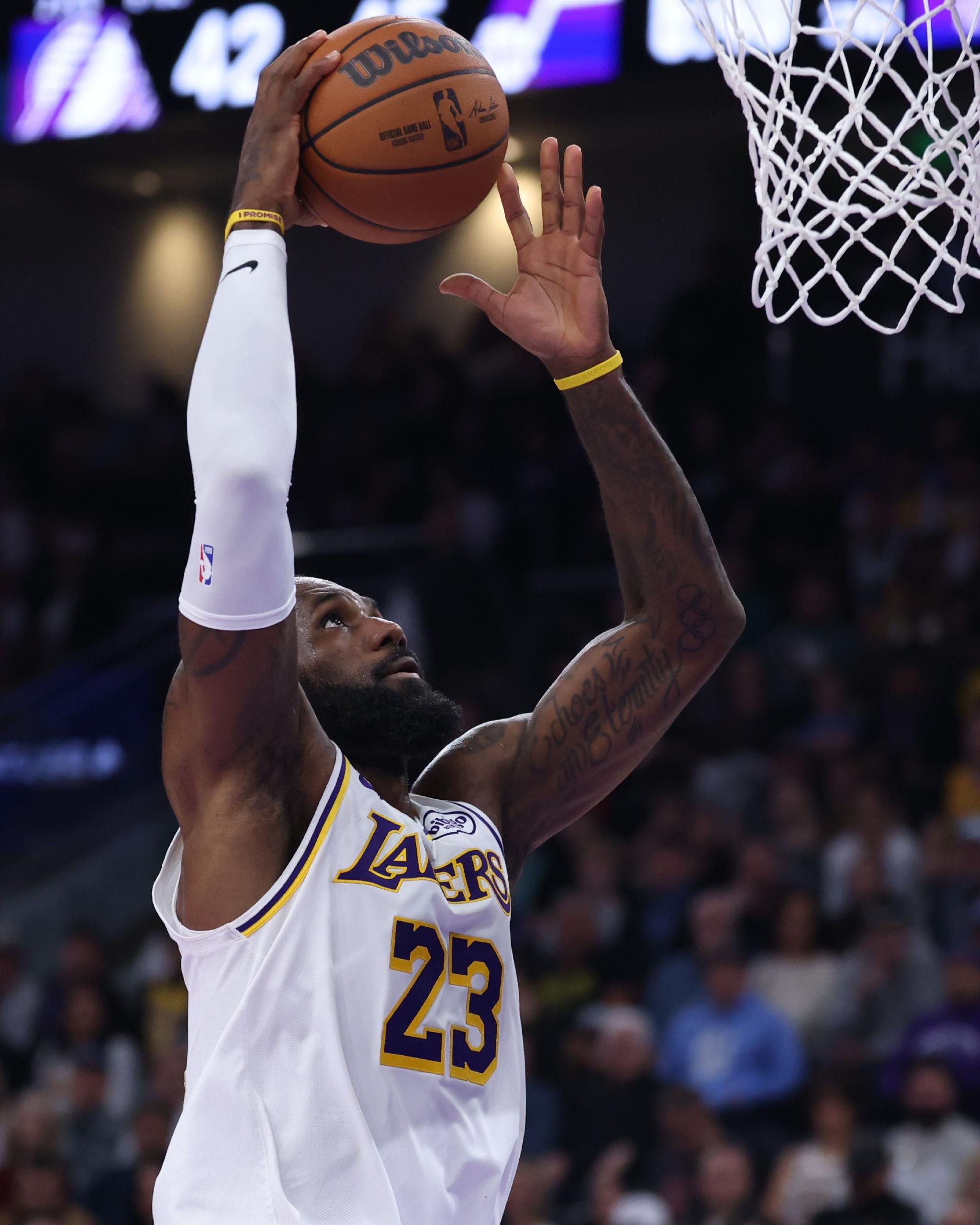 詹姆斯：不担心球队的投篮低迷 我们好射手很多 这不会持续太久