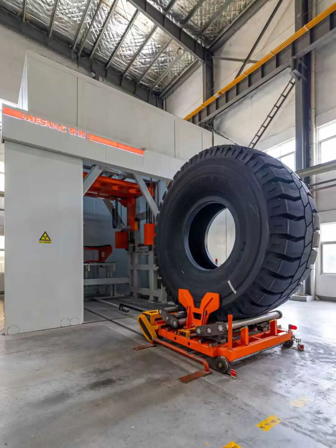 ▲海安集团严格把控产品质量，每条“全钢巨胎”出厂前都要经过X光检测